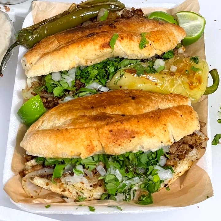 2 tortas y agua fresca de 1/2 litro