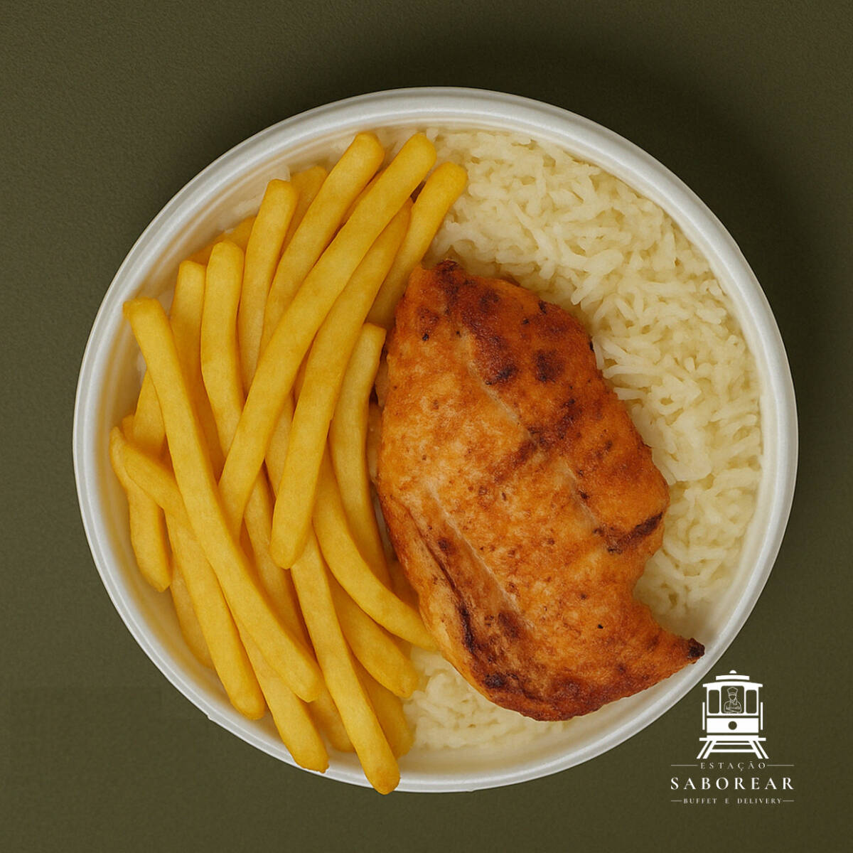 Delicioso filé de frango grelhado no ponto certo, macio e bem temperado, acompanhado de arroz branco soltinho, feijão saboroso e batatas fritas crocantes. Uma refeição leve, saborosa e com o autêntico toque de comida caseira!