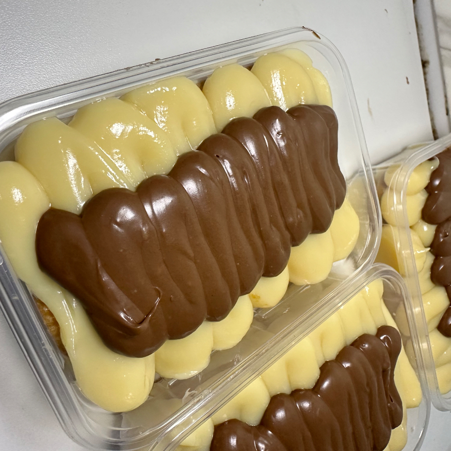 Creme de ninho, intercalado com biscoito maisena e finalizado com fios de Nutella, tamanho 150ml