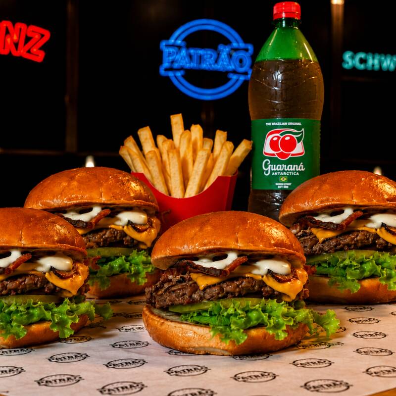 4 Cheff Bacon, preparados com hambúrgueres de 100g, queijo cheddar cremoso, bacon crocante, salada fresca, molho da casa e pão brioche + 1 porção pequena de batata frita + 1 Guaraná 1,5L.