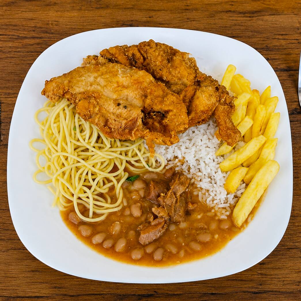 Frango à milanesa com arroz branco, macarrão feijão e batata frita.