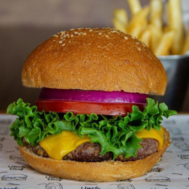 Cheeseburger + papas a la francesa