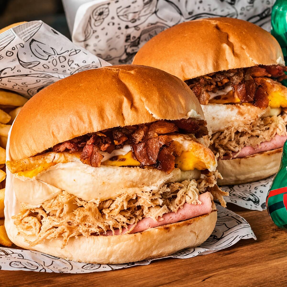 Nessa promoção vc leva 2 Fz Chicken Homemade e 1 sai a metade do preço! Nosso delicioso pão é recheado com peito de frango marinado e desfiado, com um tempero irresistível, com ovo, farofa de bacon crocante, presunto, queijo derretido, e a melhor parte:::: ainda têm um self-service recheado de opções para você se servir à vontade! Sabor personalizado a cada mordida, monte o sanduiche dos seus sonhos e Zere a sua fome! Hummm...