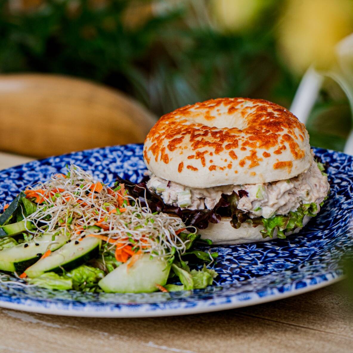 Bagel de ensalada de atún