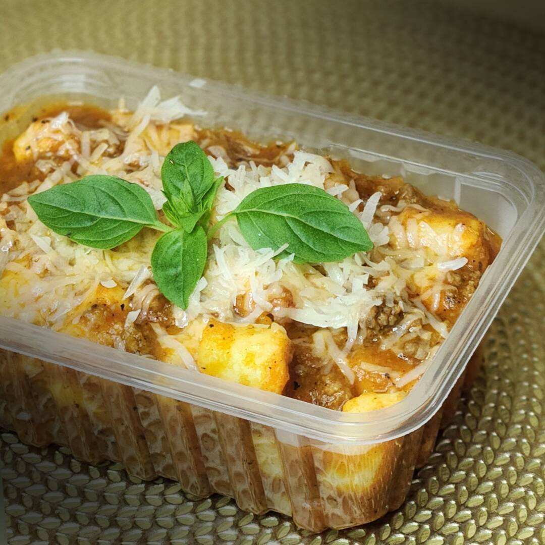 200g do nosso nhoque de batata feito na casa, servido com o molho bolonhesa da casa bem temperado e aromático. Finalizado com um toque de parmesão e folhas de manjericão. Leve, macio e muito saboroso! Uma combinação cheia de sabor.