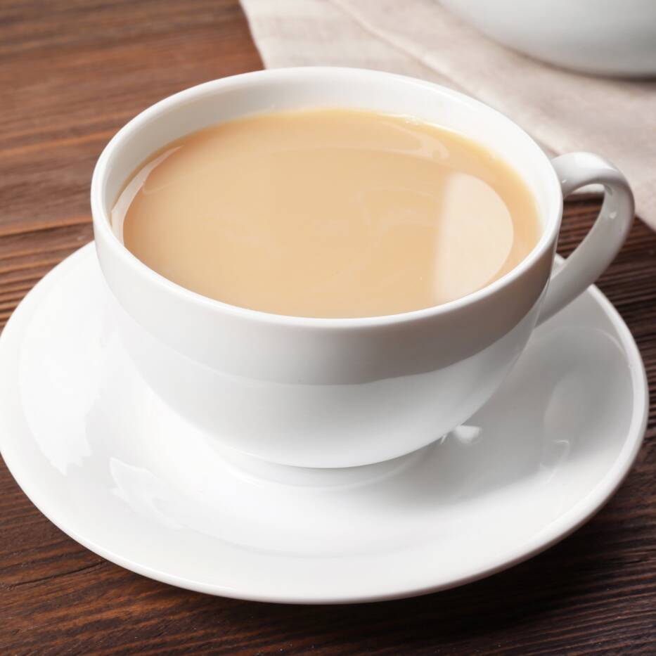 O companheiro perfeito para começar o dia! A combinação equilibrada de nosso café fresco com leite cremoso, servido bem quentinho. Tradição e sabor que aquecem a alma.
