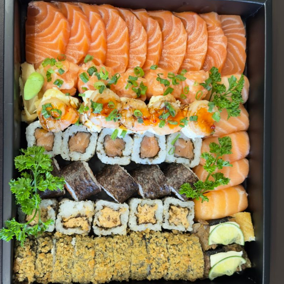 Uma seleção completa para compartilhar! Combina variedade, frescor e sabor com: 5 Uramakis (salmão e spice) 5 Hossomaki shakemaki 5 Nin Niku Eby (camarão) 5 Gunkan e Nigiri de salmão 5 Nigiri skin 10 Hot Philadelphia 10 Sashimis de salmão Perfeito para dividir com quem entende de sushi!52 peças | Serve até 3 pessoas