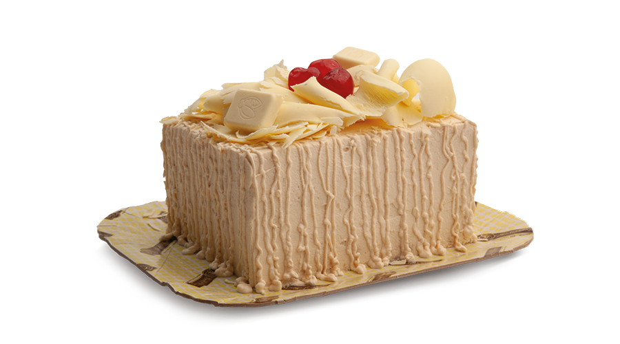 Bolo de massa branca, recheios de trufado branco com pedaços de chocolate branco e mousse branca, cobertura de mousse branca, raspas e pedaços de chocolate branco e cerejas.