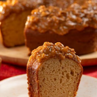 Massa feita com Paçoquita de verdade e com amendoim Santa Helena! Coberto com uma deliciosa calda de pé de moleque, feita com doce de leite e amendoim Santa Helena!
Bolo pequeno serve até 8 fatias
Bolo grande serve até 16 fatias