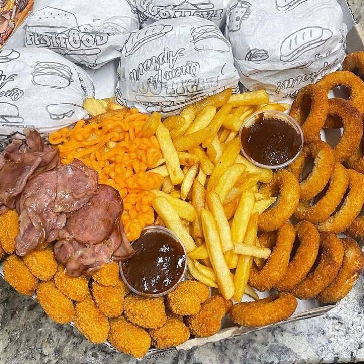 6 lanches + batata frita com cheddar e bacon, refrigerante 2litros + 6 acai puro de 300ml