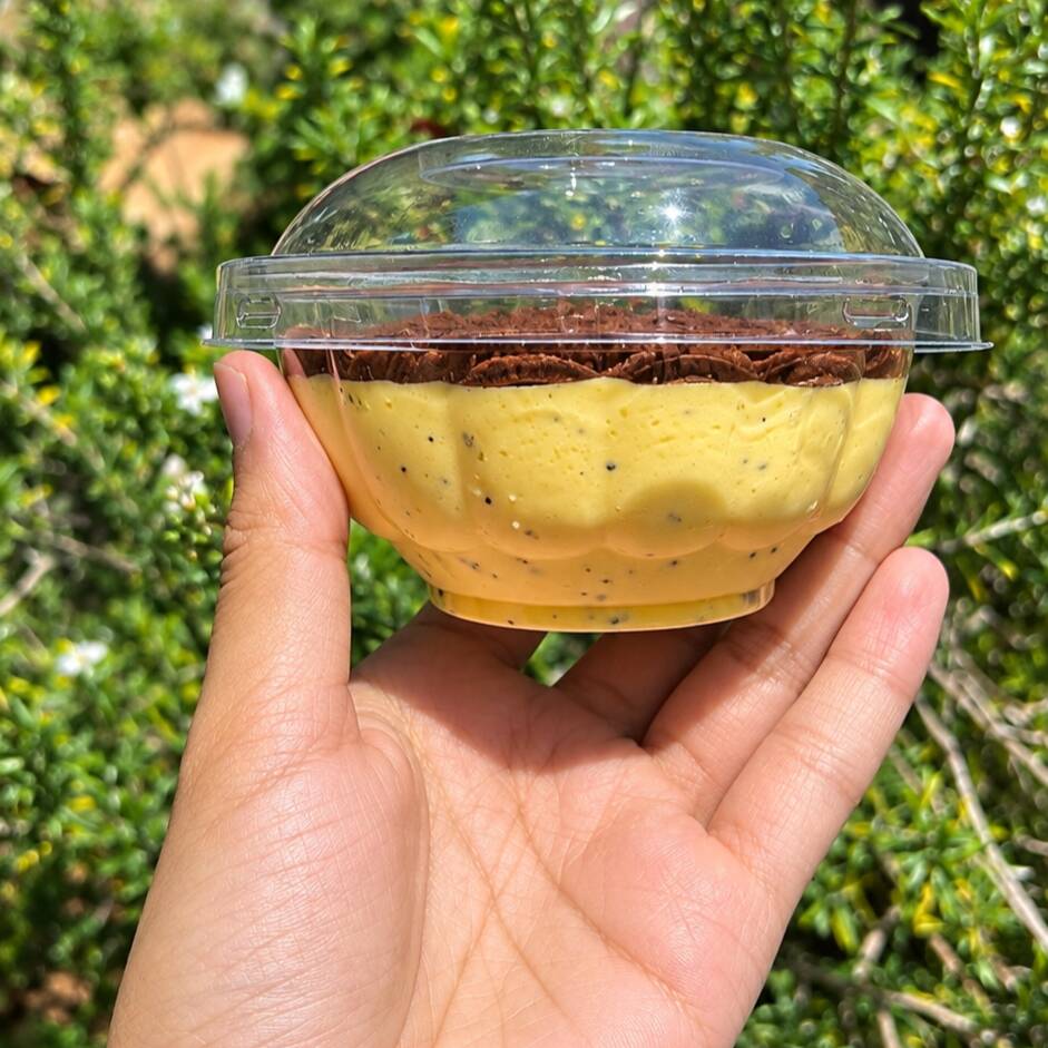 Um mousse de maracujá delicioso, com uma casquinha de chocolate ao leite.