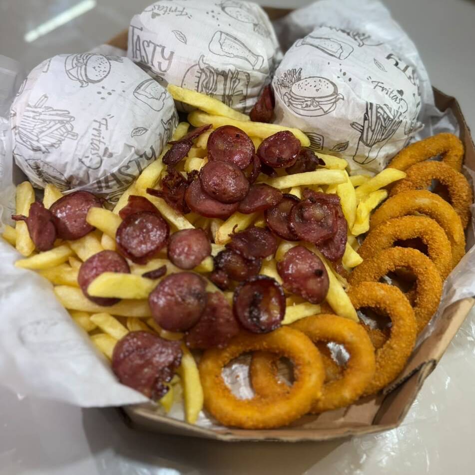 3 X-bacon, batata e 8 anéis de cebola.
(serve até 3 pessoas)