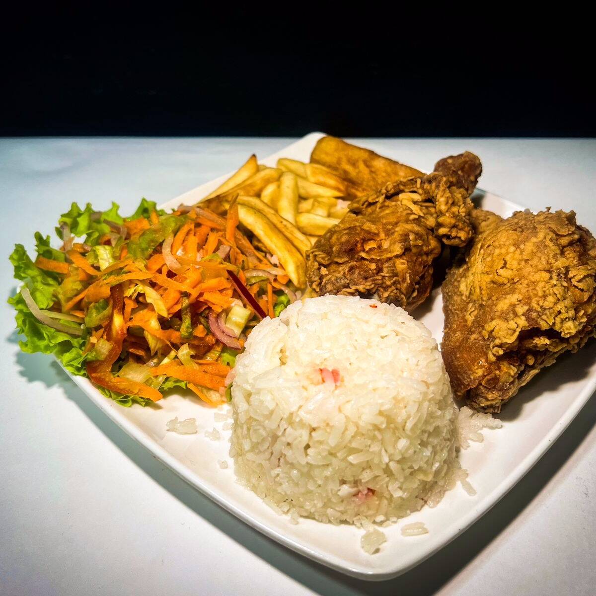Bandeja con Pollo Broaster