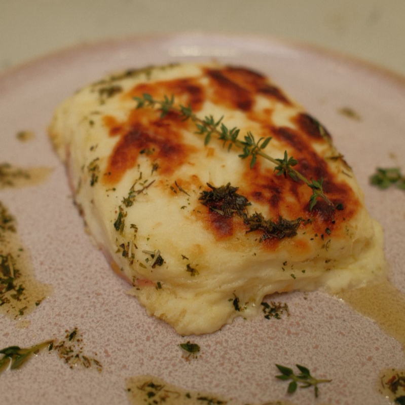 Clássico Francês com pão douradinho, queijo derretido, presunto, molho bechamel.
