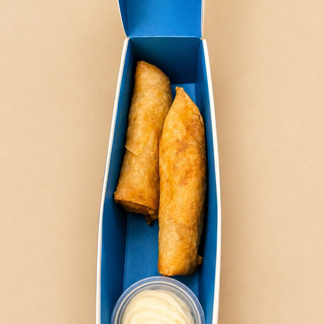 Harumaki crocante recheado com cream cheese e um toque cítrico especial, criando o equilíbrio perfeito entre cremosidade e frescor. Frito na hora para garantir uma casquinha dourada e irresistível.