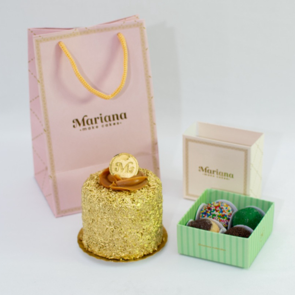 Kit acompanha mini cake 8cm (serve uma pessoa) recheio doce de leite, caixa com 4 docinhos sabores variados e sacola para presente.