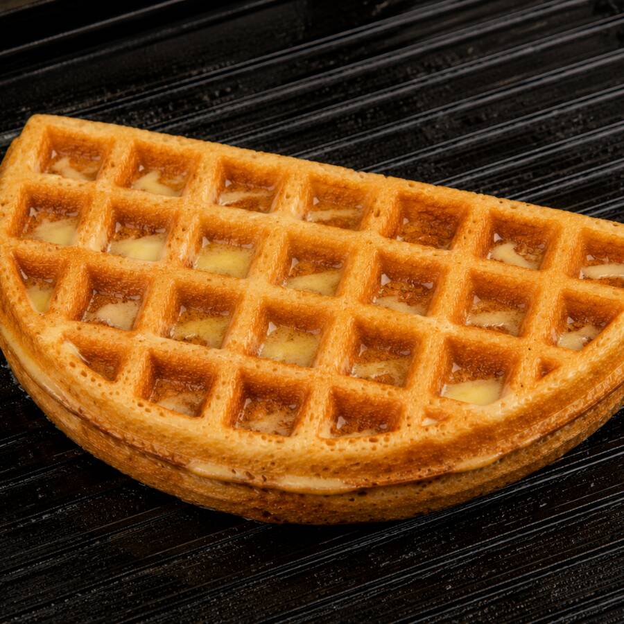 Waffle na chapa com manteiga.
