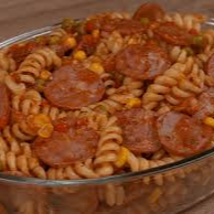 Macarrão parafuso feito na hora com calabresa em rodelas finas frita ao ponto