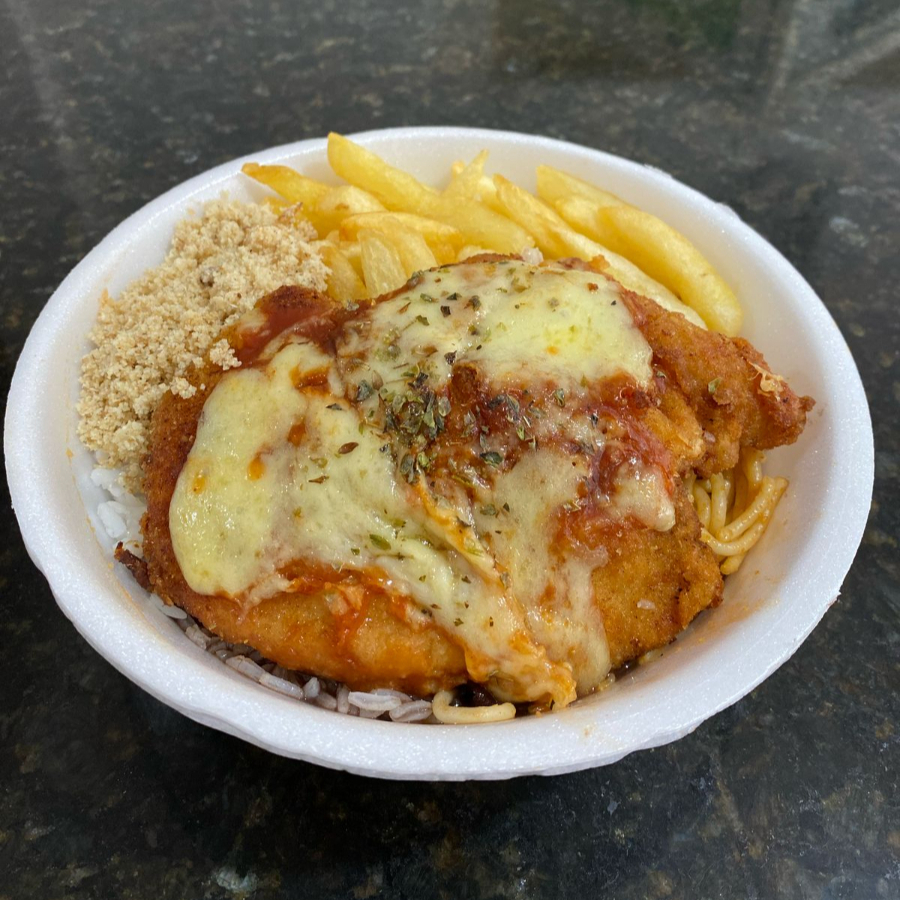Filé de frango à parmegiana coberto por molho de tomate, mussarela derretida e orégano, acompanhado de arroz, feijão e farofa crocante.