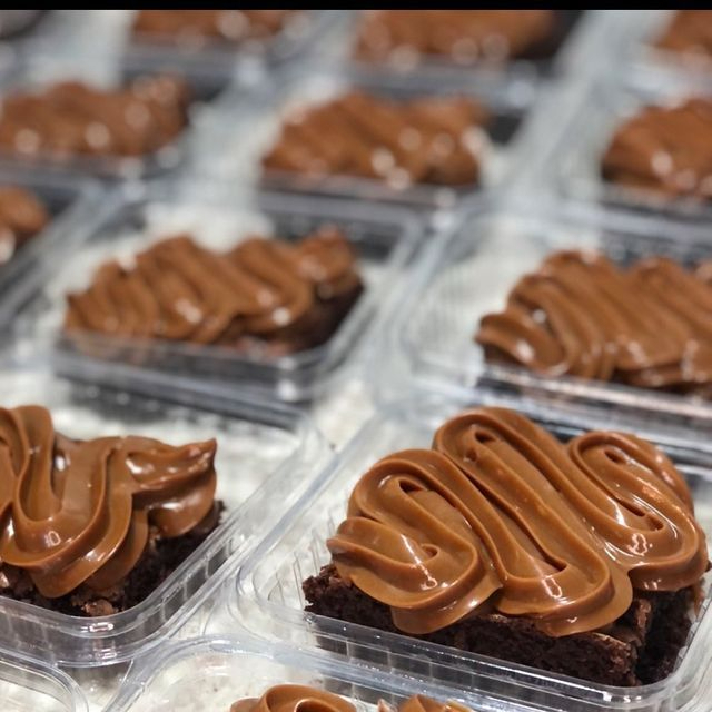 Brownie 50% cacau, nutella original e amendoim