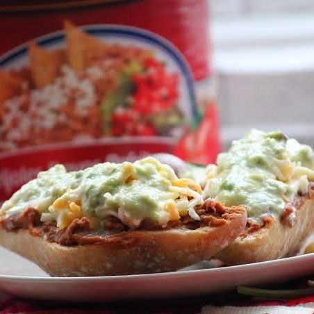 Molletes con Guiso.