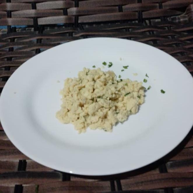 2 ovos/ sal / coentro/ margarina