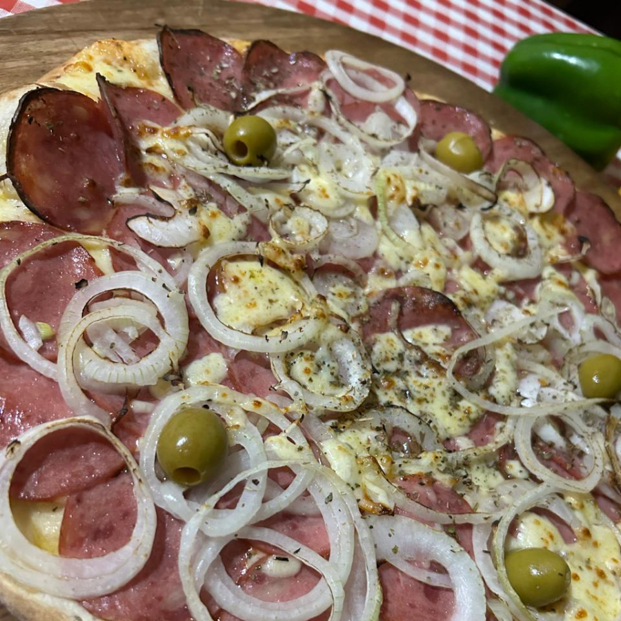 Massa, molho, muçarela, calabresa, cebola, azeitona e óregano.