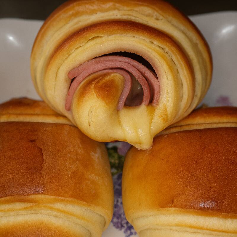 Croassant leve, folhado e douradinho, recheado com presunto e queijo derretido. Massa macia por dentro, levemente crocante por fora e com aquele recheio clássico que nunca decepciona.