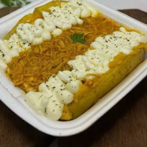 Deliciosa Batata temperada, recheada de frango cremoso com catupiry, muçarela, cebolinha, e batata palha.