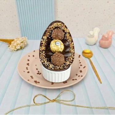 Ovo com casca de chocolate blend nobre, recheado com brigadeiro de chocolate 50%, Nutella e bombom Ferrero Rocher.