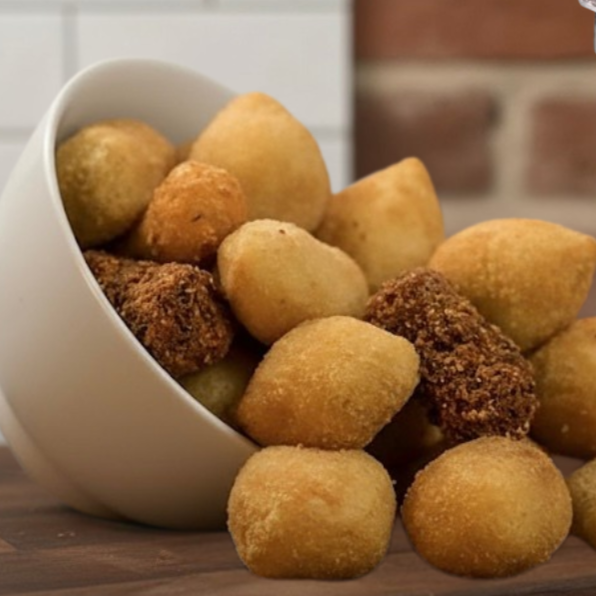 15gm cada salgadinho, salgadinhos mistos contendo: Coxinha Queijo e presunto enroladinho de salsicha Queijo Kibe Risole de carne Calabresa ``Caso nao queira algum sabor pode especificar abaixo``.