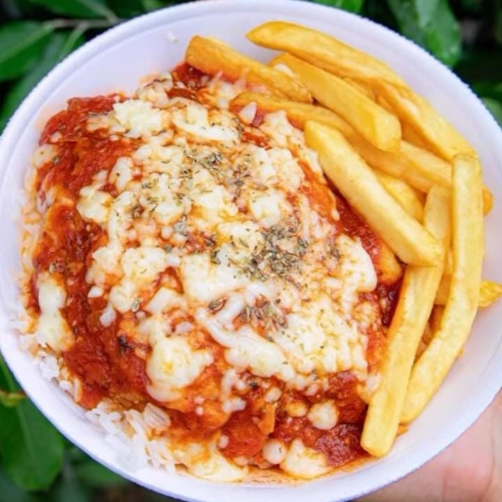 Marmita com delicioso filé de frango parmegiana (empanado na massa crocante, coberto como molho de tomates a moda da casa e queijo muçarela derretido) acompanhado de arroz branco soltinho e batata fritas. Marmita P (500 ml), aprox. 400 gramas, serve 1 pessoa