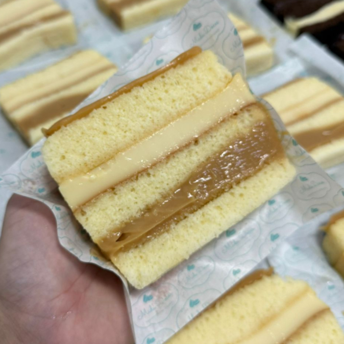 Essa fatia se tornou queridinha por aqui. Massa branca super leve e fofa, recheio cremoso de doce de leite e uma camada maravilhosa de pudim de leite condensado, aquele bem tradicional com gostinho de casa!