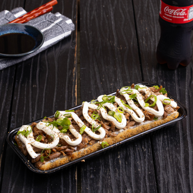 Arroz empanado no formato de hot dog, recheado com cogumelos shimeji salteados, cream cheese e toque de cebolinha. Leve, saboroso e 100% vegetariano. Serve 1 Pessoa.