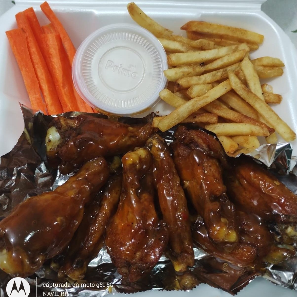 1/2 kilo de alitas y 1/2 orden de papas