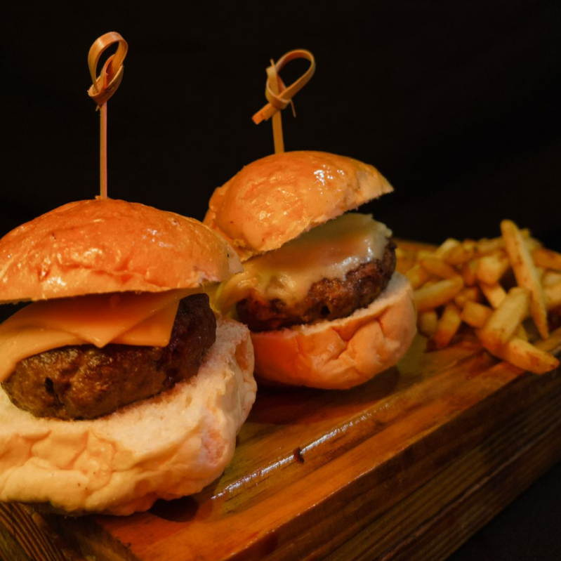 2 MINI BURGERS + MOLHO DA CASA + MUÇARELA + MINI PORÇÃO DE BATATA