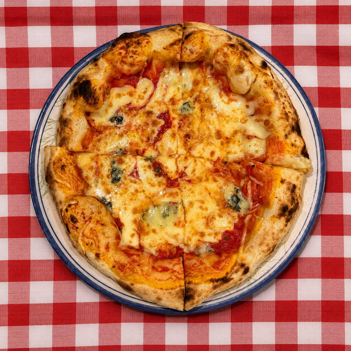 Pizza de 30cm. Molho pomodori, mozzarella, parmesão, provolone e gorgonzola