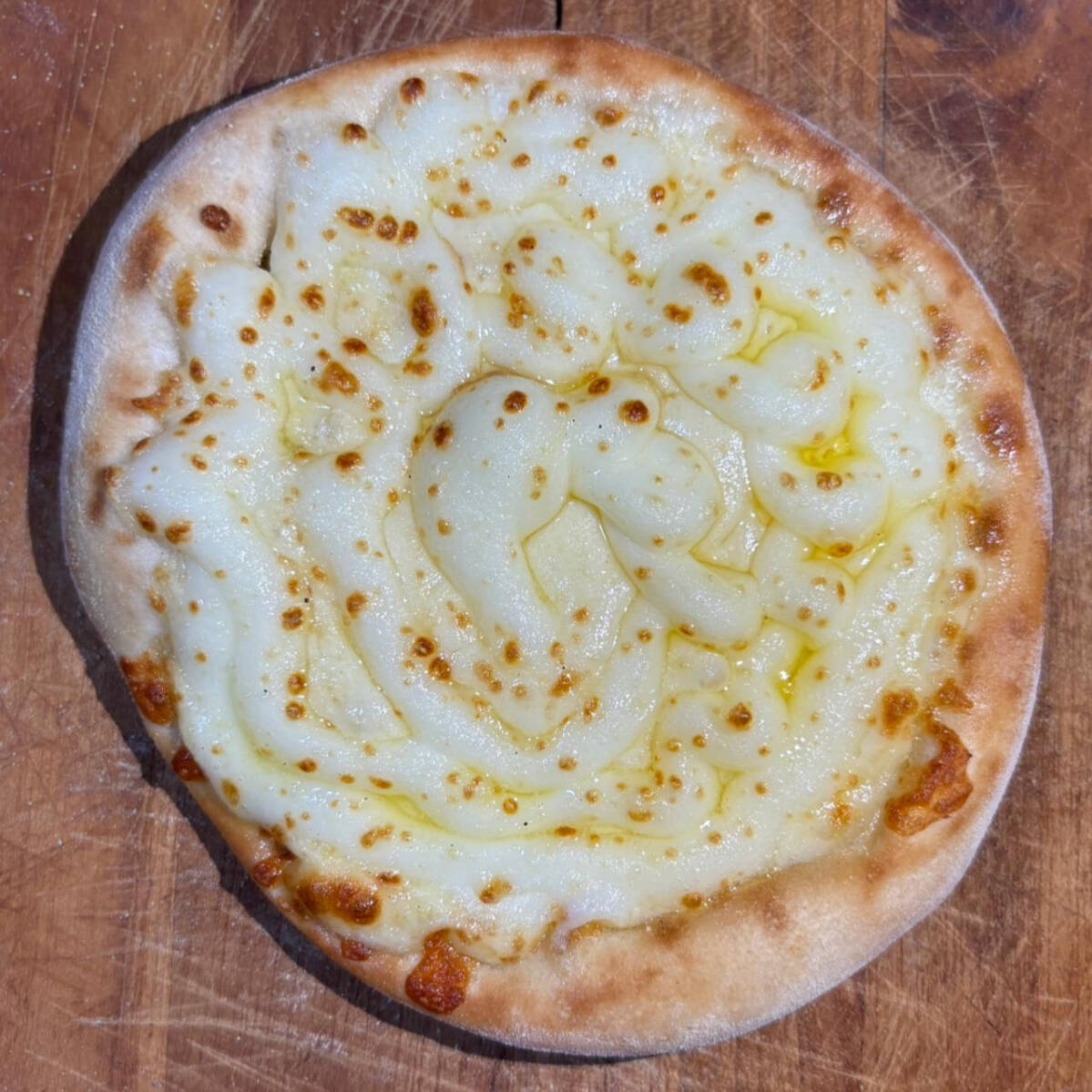 Esfiha Dois queijos, feita com massa fresquinha, artesanal, com mussarela e Catupiry.