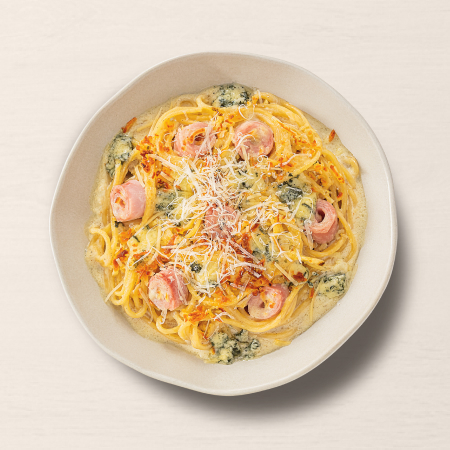 Irresistível do começo ao fim. Massa macia servida com creme de queijos cremoso e presunto gratinado, garantindo sabor marcante e muita cremosidade em cada garfada. Aquele sabor que todo mundo ama no Ragazzo