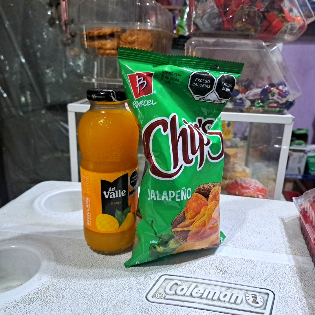 Chips Verdes y Jugo del Valle Mango
