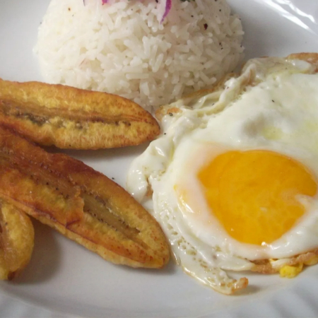 Arroz a la Cubana con Doble Huevo Frito