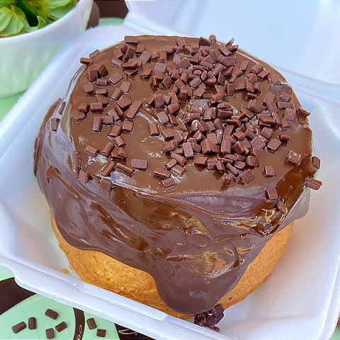 Bolo de Cenoura, com brigadeiro cremoso, finalizado com Granulado.