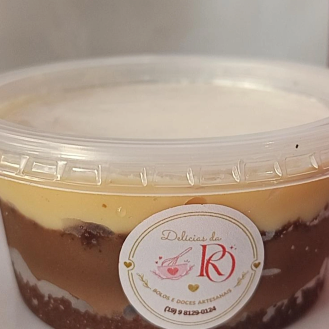 Delicioso bolo de pote,.sabor ninho trufado bem molhadinho, duas camadas generosa de recheio cremoso
