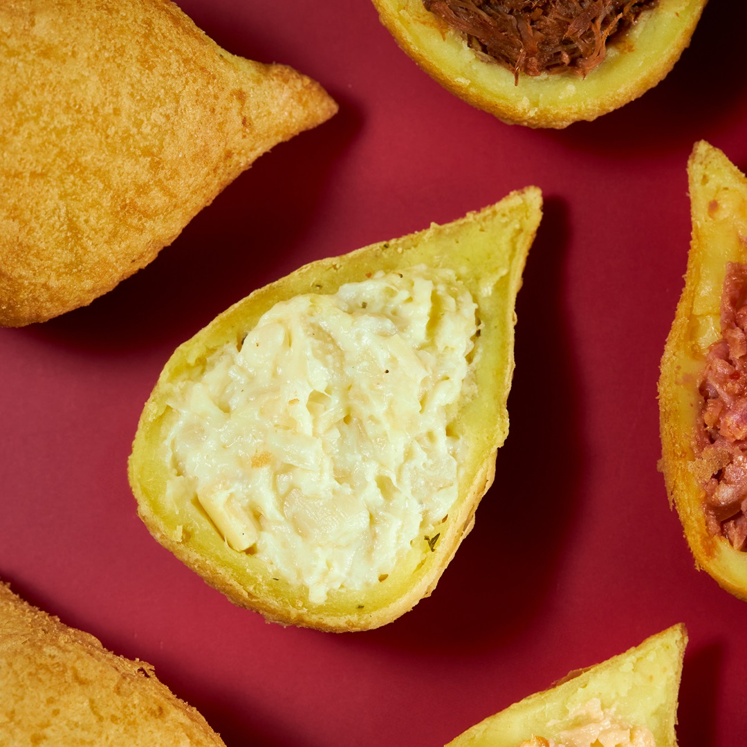 Saborosa coxinha vegetariana de Palmito Preparada com Massa de Mandioca Artesanal e Recheado com Palmito e Creme Especial da Casa.