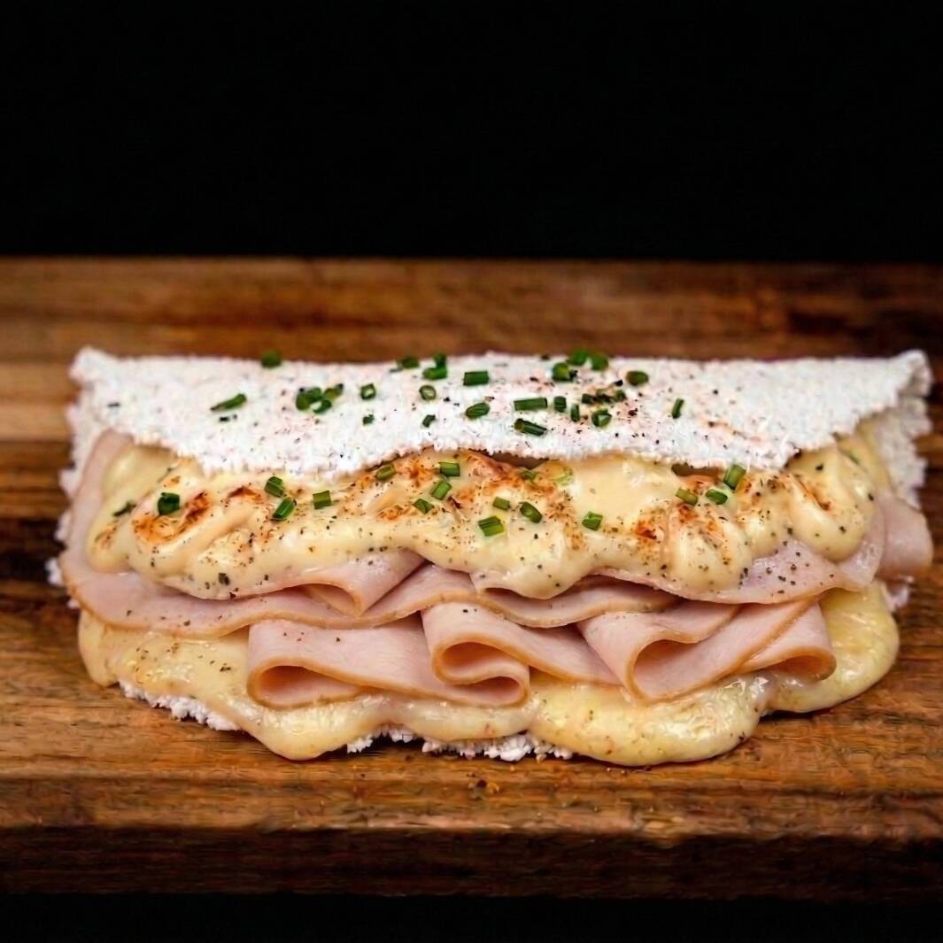Tapioca recheada com presunto, queijo, tomate e orégano.