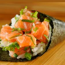 ARROZ, ALGA, SALMÃO CRU E CEBOLINHA