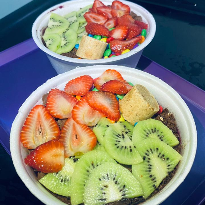 2 açai na tigela : aprox 300ml cada, companha 3 complementos + 2 frutas + 1 caldas obs: devem ser igual
