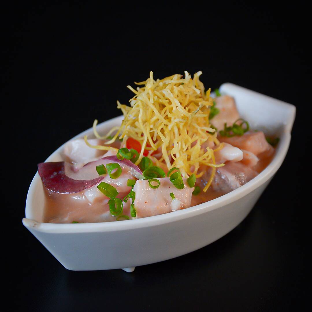 Tilápia fresca marinada no suco de limão, combinada com cebola roxa e pimenta, trazendo um sabor refrescante e levemente picante. Perfeito para abrir o apetite com leveza e sabor!