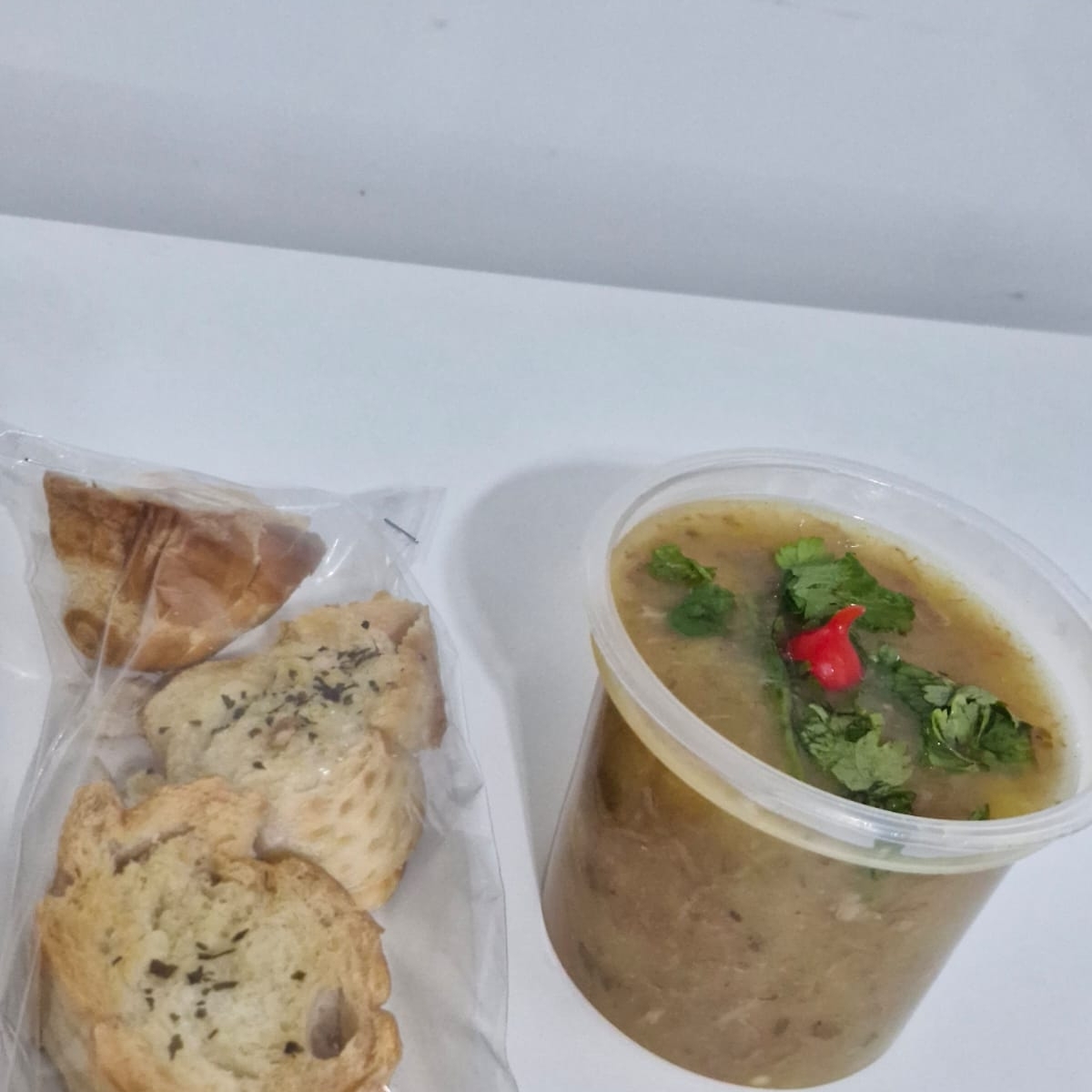 Caldo cremoso feito com mandioca (aipim) bem macia, cozida e batida até ficar aveludada, com carne seca dessalgada e desfiada, refogada com alho, cebola e temperos naturais, finalizado com cheiro-verde fresco, que realça o sabor caseiro e tradicional.