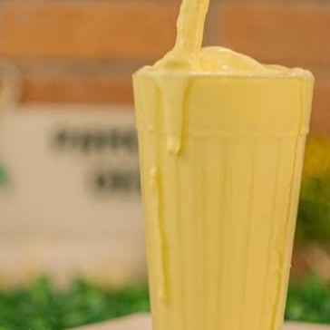 Cremoso, clássico e irresistível! Nosso Milk Shake de Vanilha é preparado com sorvete de vanilha e leite, batidos na hora para criar uma bebida gelada, aveludada e com um sabor suave que conquista a cada gole.
Perfeito para quem aprecia um milk shake tradicional, cremoso e delicioso para qualquer momento do dia.
✨ Destaques:
Super cremoso
Feito na hora
Delicioso sabor de vanilha